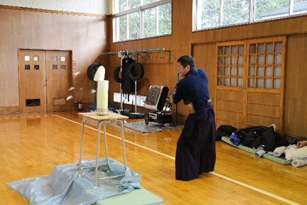 剣道体験で大根を切る丁志昱校長